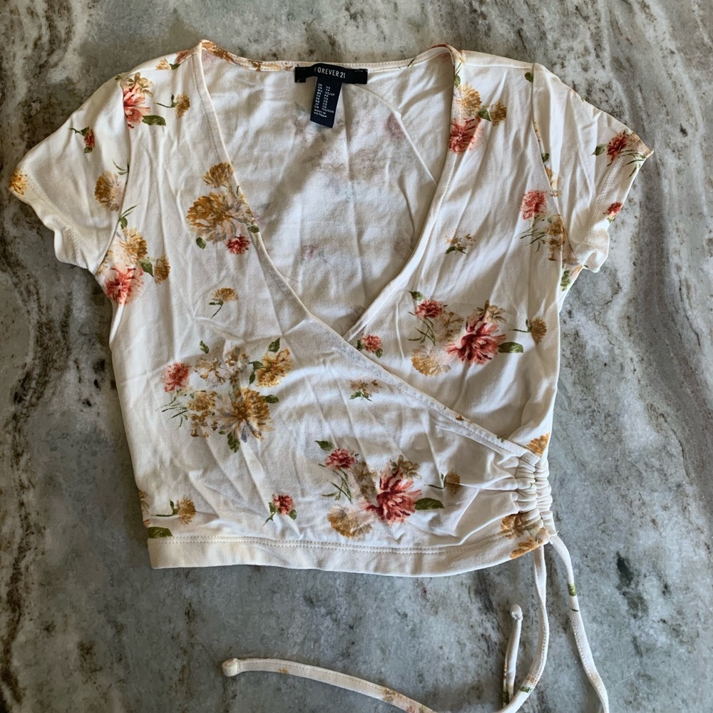 🦋Forever21 floral crop top